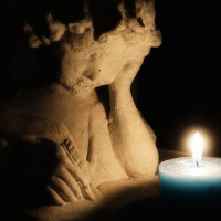 Zoals vroeger... schrijven bij kaarslicht.